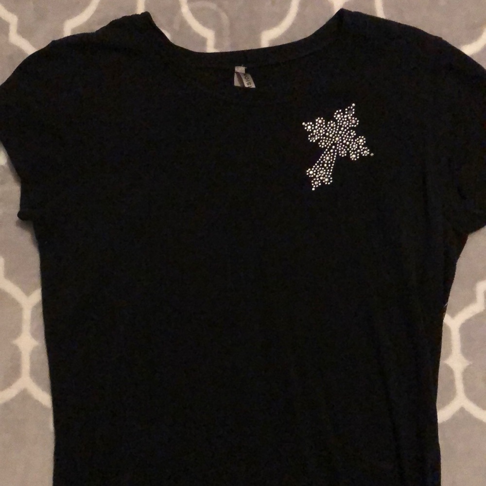Black cross fitted tee.